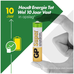 GP Super Alkaline AAA battery held between fingers, green and gold with ten-year storage claim in Dutch.