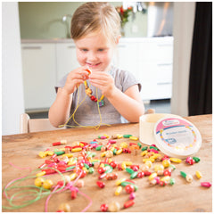 New Classic Toys - Perline da infilare - 230 pezzi e 4 cordini - Arti e Mestieri