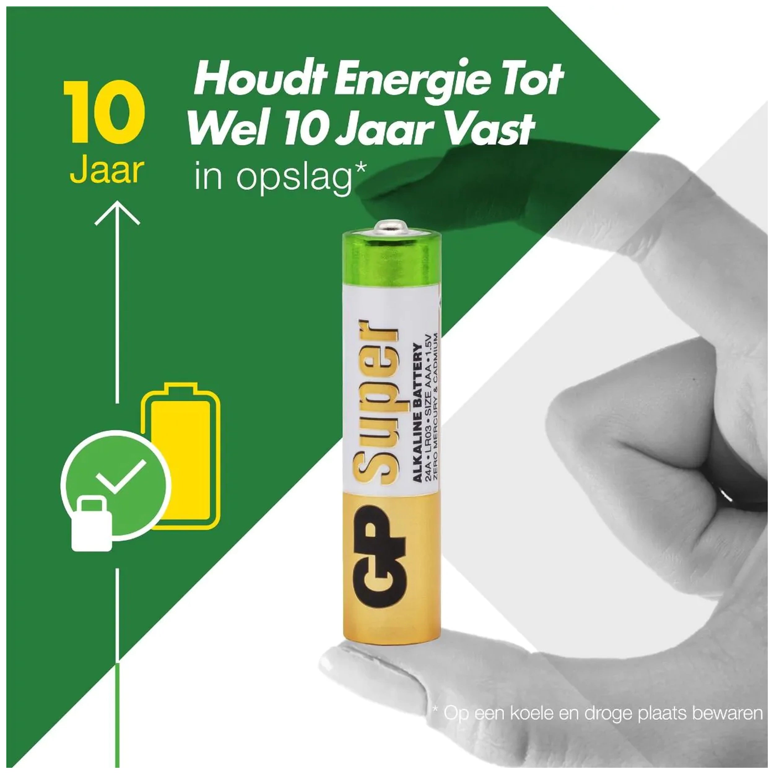 GP Super Alkaline AAA battery held between fingers, green and gold with ten-year storage claim in Dutch.