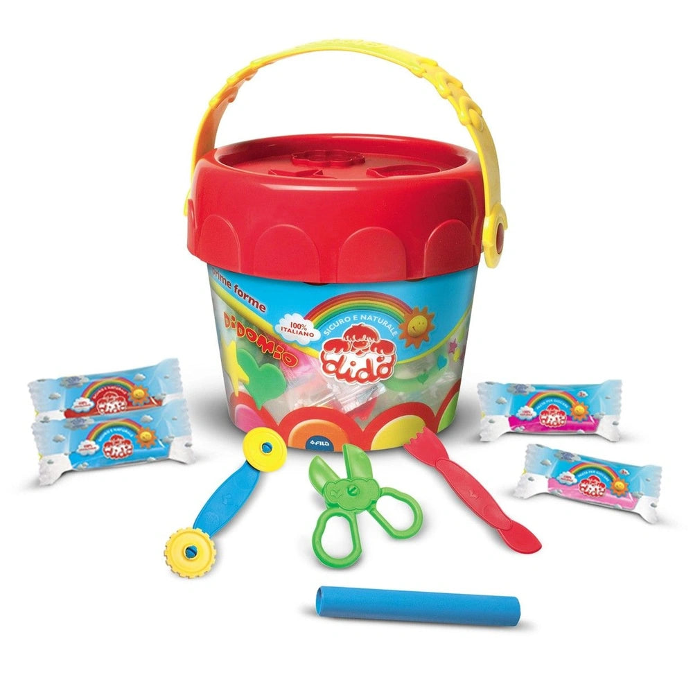 Didò First Shapes Modelling Dough Bucket featuring red plastic bucket, yellow handle, blue and green scissors, and clear wind