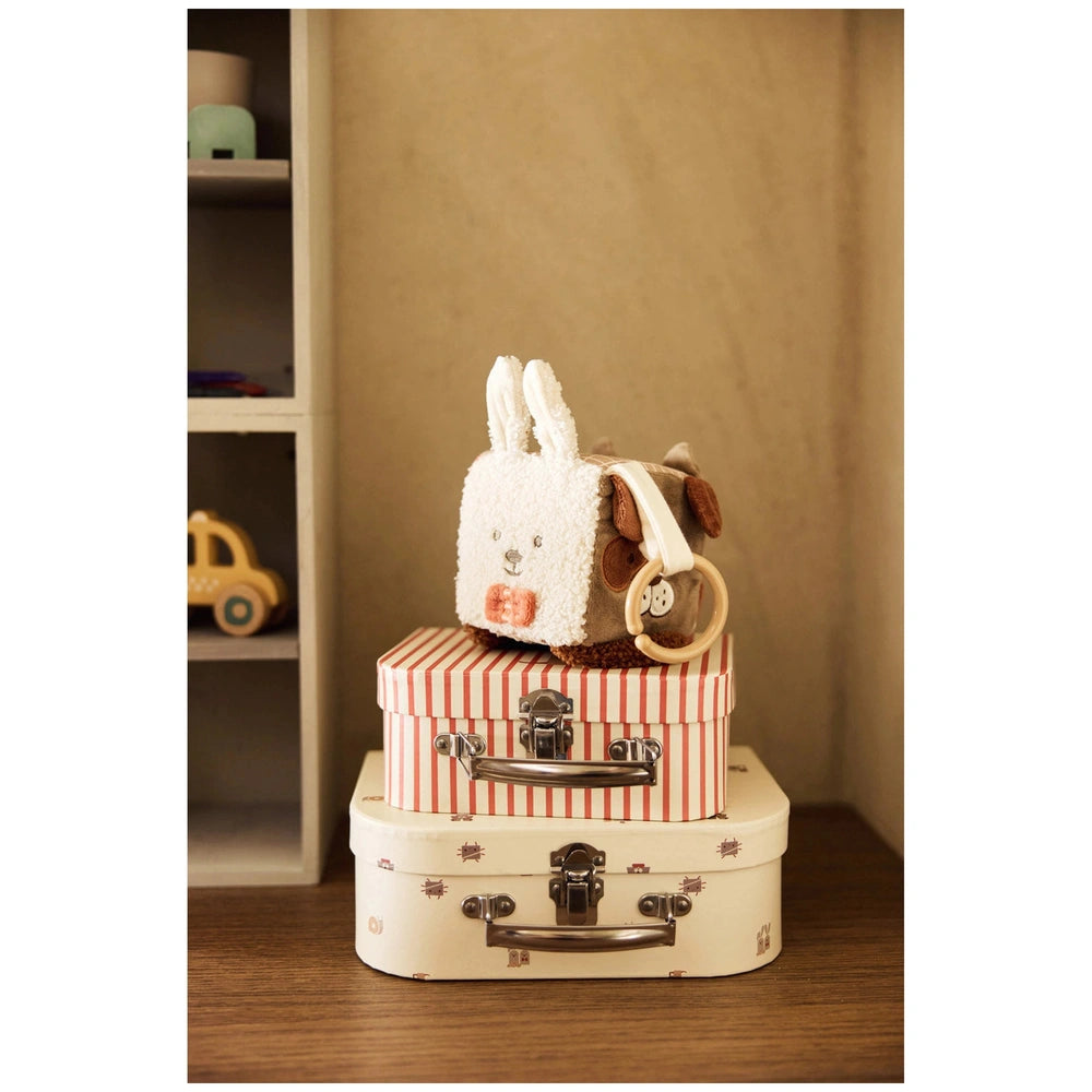 Jollein Activity Cube features striped boxes and a plush animal atop, crafted from matte cardboard and glossy plastic.